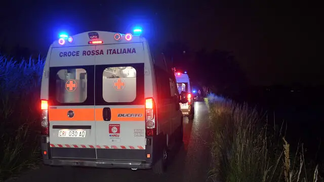 Soccorritori sulla strada dove tre ragazzi in monopattino sono stati investiti da un’auto che poi si è allontanata senza prestare soccorso ai feriti in via Marignano a Viboldone frazione di San Giuliano Milanese. 14 Giugno 2024. ANSA/ANDREA CANALI