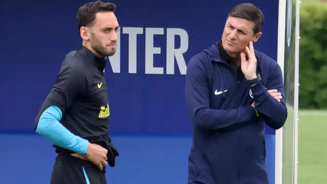 Inter Milan's Hakan Calhanoglu (L) and vice presidente Javier Zanetti attend during the training session in Suning Sporting Center in Appiano Gentile, northern Italy, 9 May 2023. Milan will face Inter for the first leg of the semi final of Champions League on 10 May 2023. ANSA / MATTEO BAZZI