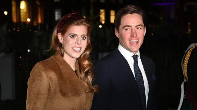 epa09630422 Britain's Princess Beatrice (L) and Edoardo Mapelli Mozzi (R) arrive for the 'Together at Christmas' community carol service at Westminster Abbey in London, Britain, 08 December 2021. EPA/FACUNDO ARRIZABALAGA