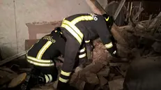 Vigili del Fuogo raggiungono il punto in cui un uomo di 60 anni è morto nel crollo del solaio della sua abitazione, una casa isolata in località Po Martino, nel comune di Monteleone di Orvieto, 19 Settembre 2016. Ad estrarre dalle macerie il corpo della vittima sono stati gli stessi vigili del fuoco, su richiesta dei carabinieri i Terni,dopo che ai militari era giunta la segnalazione che da un paio di giorni non si avevano notizie dell'uomo. ANSA/ US/ VIGILI DEL FUOCO +++ANSA PROVIDES ACCESS TO THIS HANDOUT PHOTO TO BE USED SOLELY TO ILLUSTRATE NEWS REPORTING OR COMMENTARY ON THE FACTS OR EVENTS DEPICTED IN THIS IMAGE; NO ARCHIVING; NO LICENSING+++