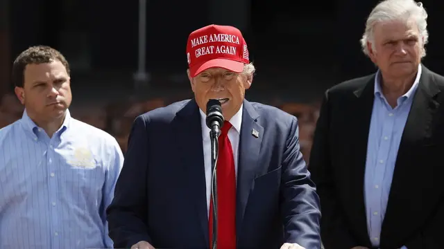 epa11634202 Republican presidential candidate Donald J. Trump (C) speaks while touring damaged areas from Hurricane Helene in Valdosta, Georgia, USA, 30 September 2024. Many parts of the southeastern portion of the United States were affected by heavy rains and wind brought by the storm, which has killed nearly 100 people and left hundreds of thousands without power. EPA/ERIK S. LESSER