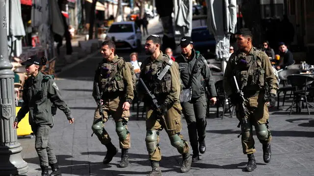 epa10440026 Israeli soldiers and police deployed in Jaffa Road the center of Jerusalem on 30 January 2023, Following the shooting attack at Jerusalem synagogue, the Israeli security cabinet made a series if decisions, that include, the Increase of police and military forces, increase the deployment and activity of the security forces and speeding up and expanding the licensing of firearms. EPA/ATEF SAFADI