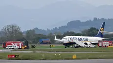 epa11634997 The plane of Ryanair flight FR846 coming from Barcelona El Prat, on the runway of Orio al Serio airport, in Bergamo, Italy, 01 October 2024. Departures and arrivals are temporarily suspended at Orio al Serio airport after a morning Ryanair flight from Barcelona suffered a tire burst, the Sacbo company managing the airport said. No one was injured in the accident. EPA/MICHELE MARAVIGLIA