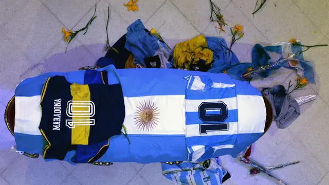 epa08843625 Casket of Argentinian soccer legend Diego Armando Maradona placed at a funeral chapel at the Casa Rosada in Buenos Aires, Argentina, 26 November 2020. Maradona has died on 25 November aged 60 following a heart attack. EPA/JUAN IGNACIO RONCORONI