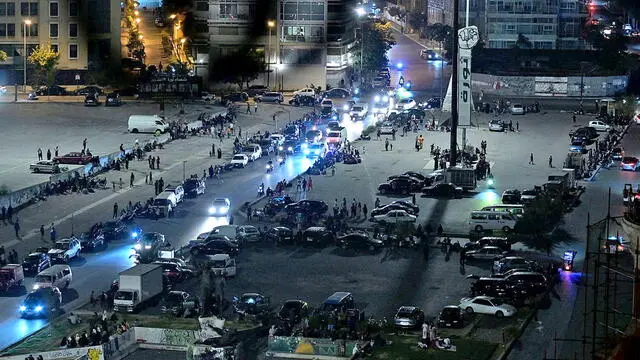 epa11629567 Lebanese people who fled from the southern suburbs of Beirut, stay in their cars at Martyrs' Square in Beirut, Lebanon, 28 September 2024. Following airstrikes that Israel claimed targeted Hezbollah's central offices, the Israeli military ordered residents of certain areas in the southern suburbs of Beirut to evacuate on the night of 27 September. EPA/WAEL HAMZEH