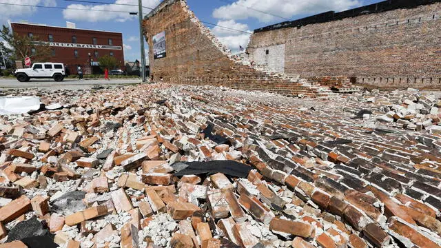 epa11634206 A collapsed wall of a building damaged by over the weekend by Hurricane Helene in Valdosta, Georgia, USA, 30 September 2024. Many parts of the southeastern portion of the United States were affected by heavy rains and wind brought by the storm, which has killed nearly 100 people and left hundreds of thousands without power. EPA/ERIK S. LESSER