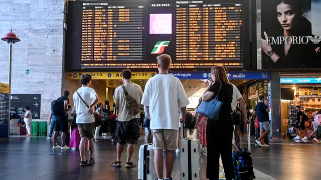 Ritardi, treni cancellati e disagi per i viaggiatori alla Stazione Termini per lo sciopero nazionale del personale del gruppo Fs, Trenitalia, Trenitalia Tper e Trenord, Roma, 8 settembre 2024. ANSA/RICCARDO ANTIMIANI