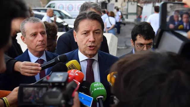 Il leader del Movimento 5 Stelle giuseppe Conte in occasione della consegna in Cassazione delle firme raccolte per l’abrogazione della legge sull’Autonomia differenziata da parte dei leader dei partiti di centrosinistra e dei membri del Comitato referendario Roma, 26 settembre 2024. ANSA/FABIO CIMAGLIA