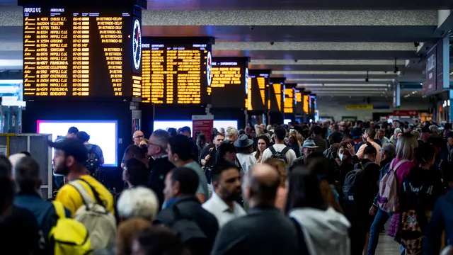 Passeggeri in attesa alla Stazione Termini per un guasto alla linea ferroviaria con ritardi e cancellazioni di treni Alta Velocità (Av), ntercity e Regionali, Roma, 02 ottobre 2024. ANSA/ANGELO CARCONI