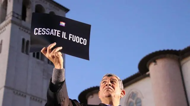 Padre ibrahim faltas in occasione del lungo corteo della marcia straordinaria da Santa Maria degli Angeli alla Basilica di San Francesco, ad Assisi, 10 Dicembre 2023. ANSA/GIANLUIGI BASILIETTI