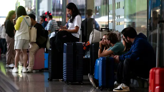 Passeggeri in attesa alla Stazione Termini per un guasto alla linea ferroviaria con ritardi e cancellazioni di treni Alta Velocità (Av), ntercity e Regionali, Roma, 02 ottobre 2024. ANSA/ANGELO CARCONI