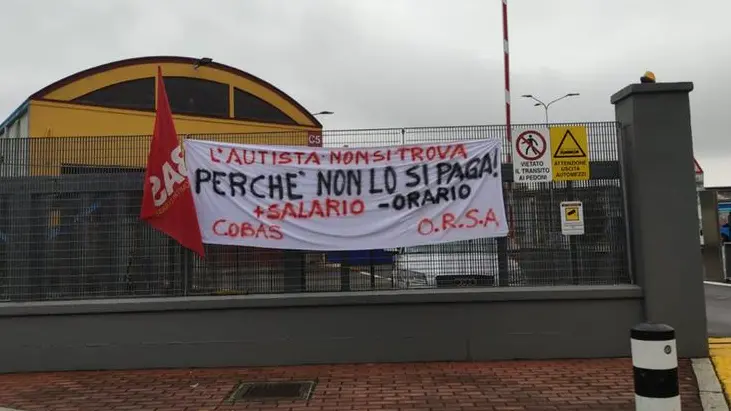 Uno striscione fuori dalla sede di Arriva - © www.giornaledibrescia.it