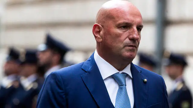 Il nuovo Questore di Roma Roberto Massucci con il capo della Polizia Vittorio Pisani durante la cerimonia di insediamento presso la Questura, Roma, 02 ottobre 2024. ANSA/ANGELO CARCONI