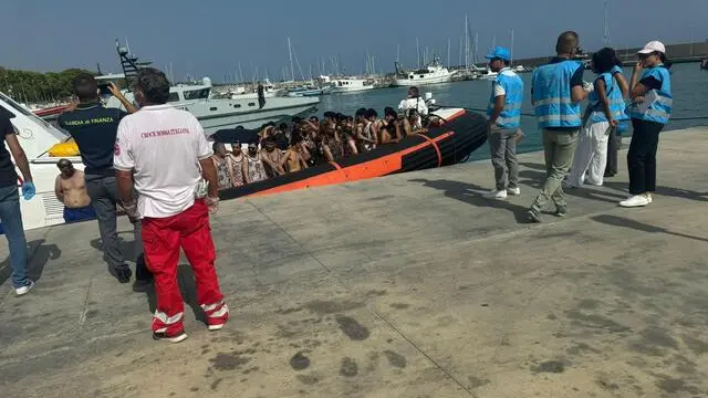 arrivo migranti in porto