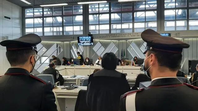 Raid "programmati per depredare" (di collanine e altri oggetti) in discoteca giovanissimi, individuati in precedenza, non gesti "da balordi di una serata ma eseguiti con metodo e con continuità", afferma il sostituto procuratore generale, Ernesto Napolillo, durante l'udienza odierna del processo in Corte d'Assise d'Appello ad Ancona, contro sei giovani, del Modenese, appartenenti alla cosiddetta "banda dello spray" per la strage nella discoteca Lanterna Azzurra di Corinaldo, 20 gennaio 2022. Nella requisitoria, l'accusa ha ribadito la richiesta di riconoscere anche il reato di associazione per delinquere agli imputati, non attribuito nel giudizio in primo grado in cui furono erogate pene tra i 10 e i 12 anni di carcere in abbreviato. ANSA / Daniele Carotti