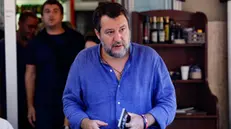 Il ministro delle infrastrutture e dei trasporti e leader della Lega, Matteo Salvini visita uno dei gazebo allestiti dai militanti della Lega per raccogliere le firme a sostegno del loro leader per il processo Open Arms, Ponte Milvio, Roma, 29 settembre 2024. ANSA/FABIO FRUSTACI