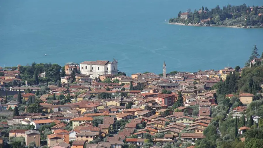 Una veduta dall'alto di Toscolano - © www.giornaledibrescia.it