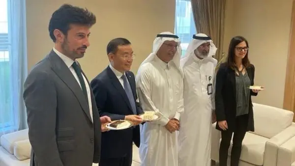 La firma dell'accordo tra i vertici di Turboden e Riyadh Cement - © www.giornaledibrescia.it