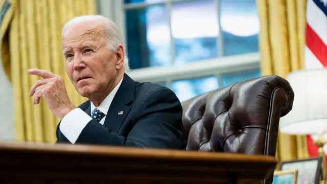 epa11634437 US President Joe Biden speaks after a briefing from Governor of North Carolina Roy Cooper and FEMA Administrator Deanne Criswell on the latest operational updates from the impact of Hurricane Helene in the Oval Office at the White House in Washington, DC, USA, 30 September 2024. EPA/BONNIE CASH / POOL