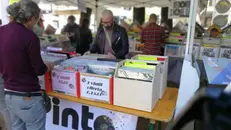 Il vintage market di dischi, musicassette, cd e memorabilia