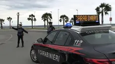 Una pattuglia dei carabinieri durante i controlli a Soverato in una foto d'archivio. ANSA / UFFICIO STAMPA CARABINIERI (npk) +++ (generica, generiche, simbolica, sicurezza, controllo)
