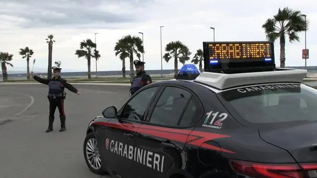 Una pattuglia dei carabinieri durante i controlli a Soverato in una foto d'archivio. ANSA / UFFICIO STAMPA CARABINIERI (npk) +++ (generica, generiche, simbolica, sicurezza, controllo)