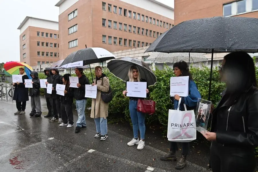 Gli amici di Mirko Franzoni, la manifestazione fuori dal tribunale