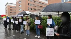 Gli amici di Mirko Franzoni, la manifestazione fuori dal tribunale