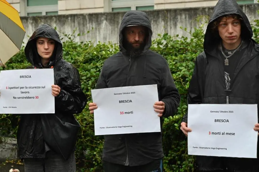 Gli amici di Mirko Franzoni, la manifestazione fuori dal tribunale