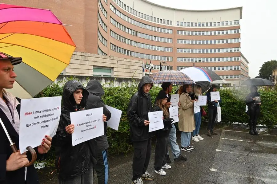 Gli amici di Mirko Franzoni, la manifestazione fuori dal tribunale