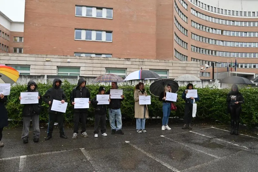 Gli amici di Mirko Franzoni, la manifestazione fuori dal tribunale