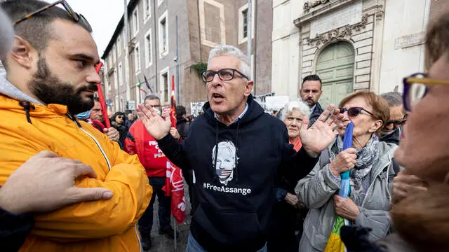 Nicola Morra alla manifestazione per la pace. Roma 5 novembre 2022 ANSA/MASSIMO PERCOSSI