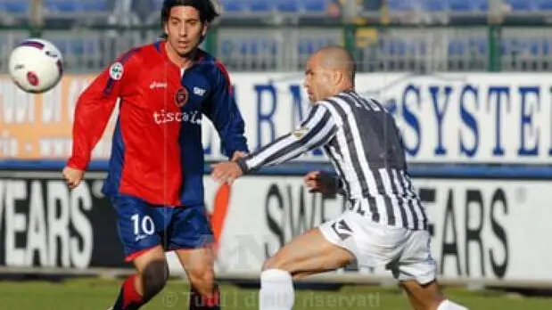 L'ex attaccante del Cagliari Andrea Capone in una foto d'archivio del 2007 mentre, in campo per la partita in casa contro il Siena , viene contrastato da Luigi Di Biagio, 29 settembre 2024 ANSA / MARIO ROSAS / ANSA / PAL