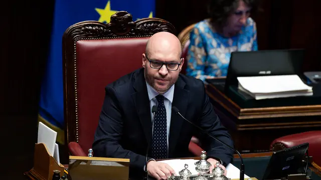 Il presidente della Camera Lorenzo Fontana in aula alla Camera durante la votazione per l'elezione di due componenti del consiglio di amministrazione (Cda) della RAI, Roma, 26 settembre 2024. ANSA/ANGELO CARCONI