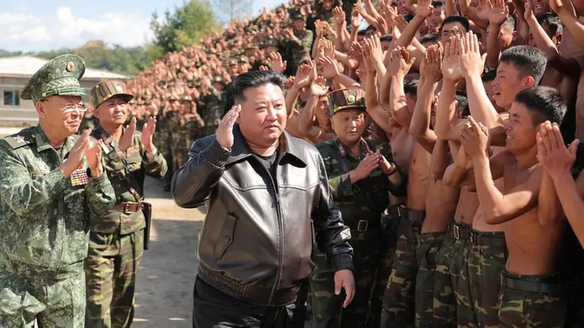 Kim Jong Un acclamato dai soldati nordcoreani - Foto Epa/Kcna © www.giornaledibrescia.it