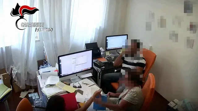 Frame del video, diffuso dai Carabinieri, relativo alla gestione illegale dei progetti europei da parte della preside della scuola Falcone dello Zen Daniela Lo Verde, arrestata venerdì per peculato e corruzione, Palermo, 24 aprile 2023. ANSA/ CARABINIERI +++ ANSA PROVIDES ACCESS TO THIS HANDOUT PHOTO TO BE USED SOLELY TO ILLUSTRATE NEWS REPORTING OR COMMENTARY ON THE FACTS OR EVENTS DEPICTED IN THIS IMAGE; NO ARCHIVING; NO LICENSING +++ NPK +++