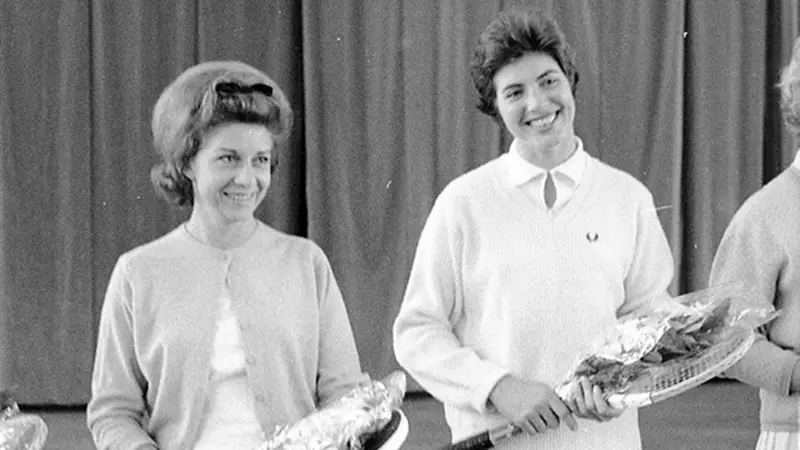 Lea Pericoli (a sinistra) e la tedesca Renate Ostermann al torneo di tennis di Mosca, circa 1960 - Foto Ansa © www.giornaledibrescia.it