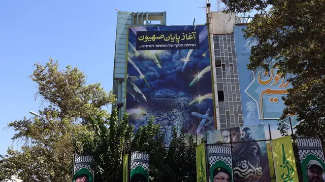 epa11639539 An anti-Israeli billboard shows Iran's missile attack on Israel and a sentence reading in Persian 'The beginning of the end of the Zionist' at the Palestine square in Tehran, Iran, 03 October 2024. Iran fired missiles directed at Israel on the evening of 01 October, state media reported quoting the Islamic Revolutionary Guard Corps (IRGC). The attack was a 'retaliation for different assassinations' carried out by Israel and 'the crimes in Palestine and Lebanon', the IRGC said. According to the Israeli army, more than 180 ballistic missiles were fired against Israel from Iran. EPA/ABEDIN TAHERKENAREH