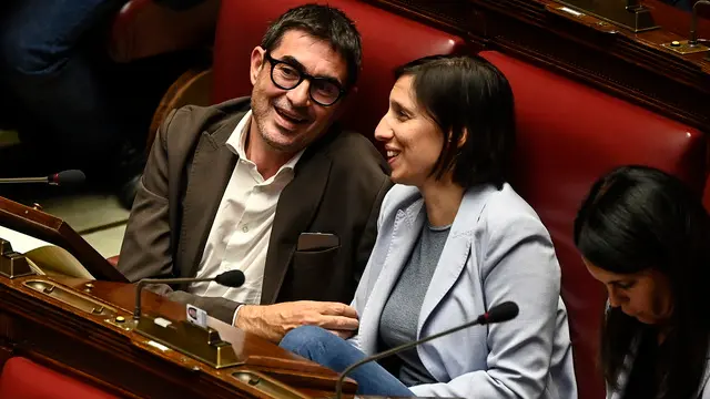 Il segretario di Sinistra Italiana, Nicola Fratoianni (S), con la segretaria del Partito Democratico, Elly Schlein (D), durante la discussione alla Camera sul ddl Lavoro, Roma, 1 ottobre 2024. ANSA/RICCARDO ANTIMIANI