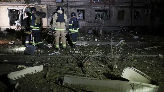 epa11620185 Ukrainian rescuers work at the site of the overnight shelling of a residential building in Zaporizhzhia, Ukraine, 23 September 2024, amid the ongoing Russian invasion. At least 13 people have been injured in the strike on Zaporizhzhia, according to the National Police. Russian troops entered Ukrainian territory on 24 February 2022, starting a conflict that has provoked destruction and a humanitarian crisis. EPA/KATERYNA KLOCHKO