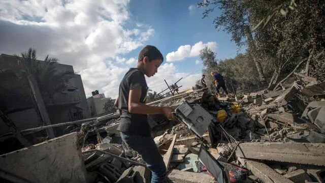 epa11641281 Palestinians inspect the rubble of a destroyed building following an Israeli airstrike in Deir Al Balah, central Gaza Strip, 04 October 2024. According to the Palestinian Ministry of Health in Gaza, at least four Palestinians were killed in an Israeli airstrike in Deir Al Balah on 04 October. More than 41,000 Palestinians and over 1,400 Israelis have been killed, according to the Palestinian Health Ministry and the Israel Defense Forces (IDF), since Hamas militants launched an attack against Israel from the Gaza Strip on 07 October 2023, and the Israeli operations in Gaza and the West Bank which followed it. EPA/MOHAMMED SABER