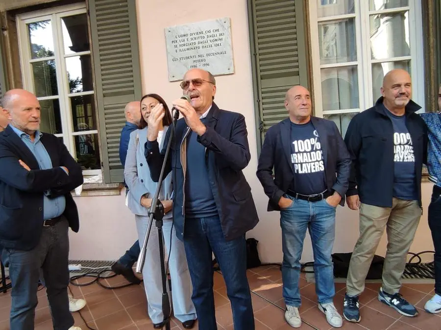 La posa della lapide goliardica al liceo Arnaldo