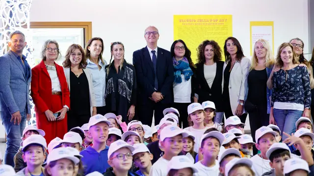 Il ministro dell’Istruzione e del Merito, Giuseppe Valditara (C) posa per una foto con maestre e bambini di una scuola romana durante la presentazione della mostra ‘Radio is great 4 kids’ al polo espositivo La Vaccheria, Roma 3 ottobre 2024. ANSA/FABIO FRUSTACI