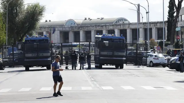 Polizia a piazzale Ostiense per la manifestazione pro Palestina . Roma, 5 ottobre 2024. ANSA/MASSIMO PERCOSSI