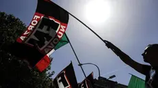 Manifestanti di Forza Nuova con bandiere e striscioni durante il sit-in nel giorno della Festa della Liberazione davanti al tribunale di Roma per protestare contro larresto dei militanti Castellino e Nardulli, Roma, 25 aprile 2019. ANSA/RICCARDO ANTIMIANI