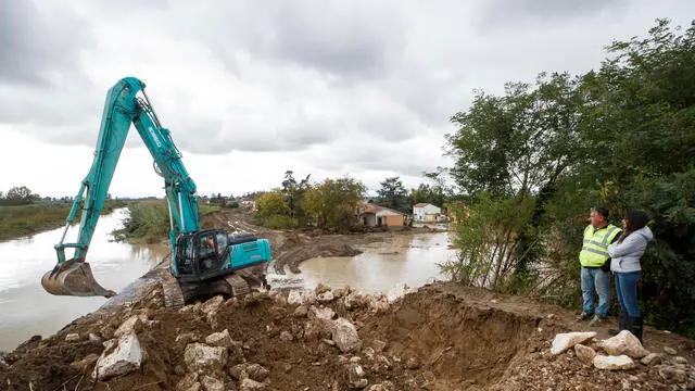 Inondazioni in Emilia-Romagna. Nella notte il fiume Lamone ha tracimato dal cantiere di ricostruzione dell' argine allagando la zona rossa di Traversara. La presidente della regione Emilia Romagna Irene Priolo sul cantiere Foto Fabrizio Zani / Pasquale Bove