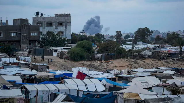 epa11644104 Shelters of Palestinians families who fled from their homes in the northern Gaza Strip seen while smoke rises following Israeli air strikes in the northern Al Nusairat refugee camp, central Gaza Strip, 05 October 2024. More than 41,500 Palestinians and over 1,400 Israelis have been killed, according to the Palestinian Health Ministry and the Israel Defense Forces (IDF), since Hamas militants launched an attack against Israel from the Gaza Strip on 07 October 2023, and the Israeli operations in Gaza and the West Bank which followed it. EPA/MOHAMMED SABER