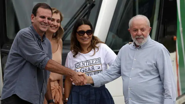 epa11175947 The President of Brazil, Luiz Inacio Lula da Silva (R), accompanied by the first lady, Rosangela Lula da Silva (2-R), the mayor of Rio de Janeiro, Eduardo Paes (L), and the first lady of the city, Cristine Paes (2-L), participates in the inauguration of the Gentileza Intermodal Terminal (TIG) in Rio de Janeiro, Brazil, 23 February 2024. The TIG will be the largest integrated public transport terminal in Rio, connecting the BRT express corridor with the Light Rail Vehicle (VLT) and municipal bus lines. EPA/Andre Coelho