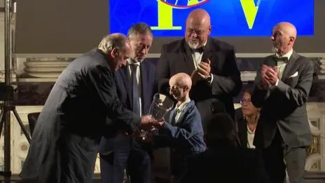 Sammy Basso riceve il premio Paolo Rizzi. Alle sue spalle, Piergiorgio Baroldi