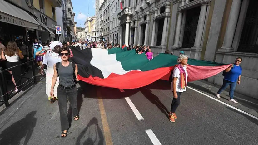 Manifestanti pro Palestina al Pride di Brescia - © www.giornaledibrescia.it